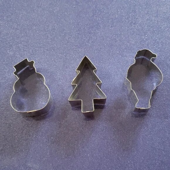 17 vintage cookie cutters assorted themes seasonal metal and plastic - Picture 3 of 4